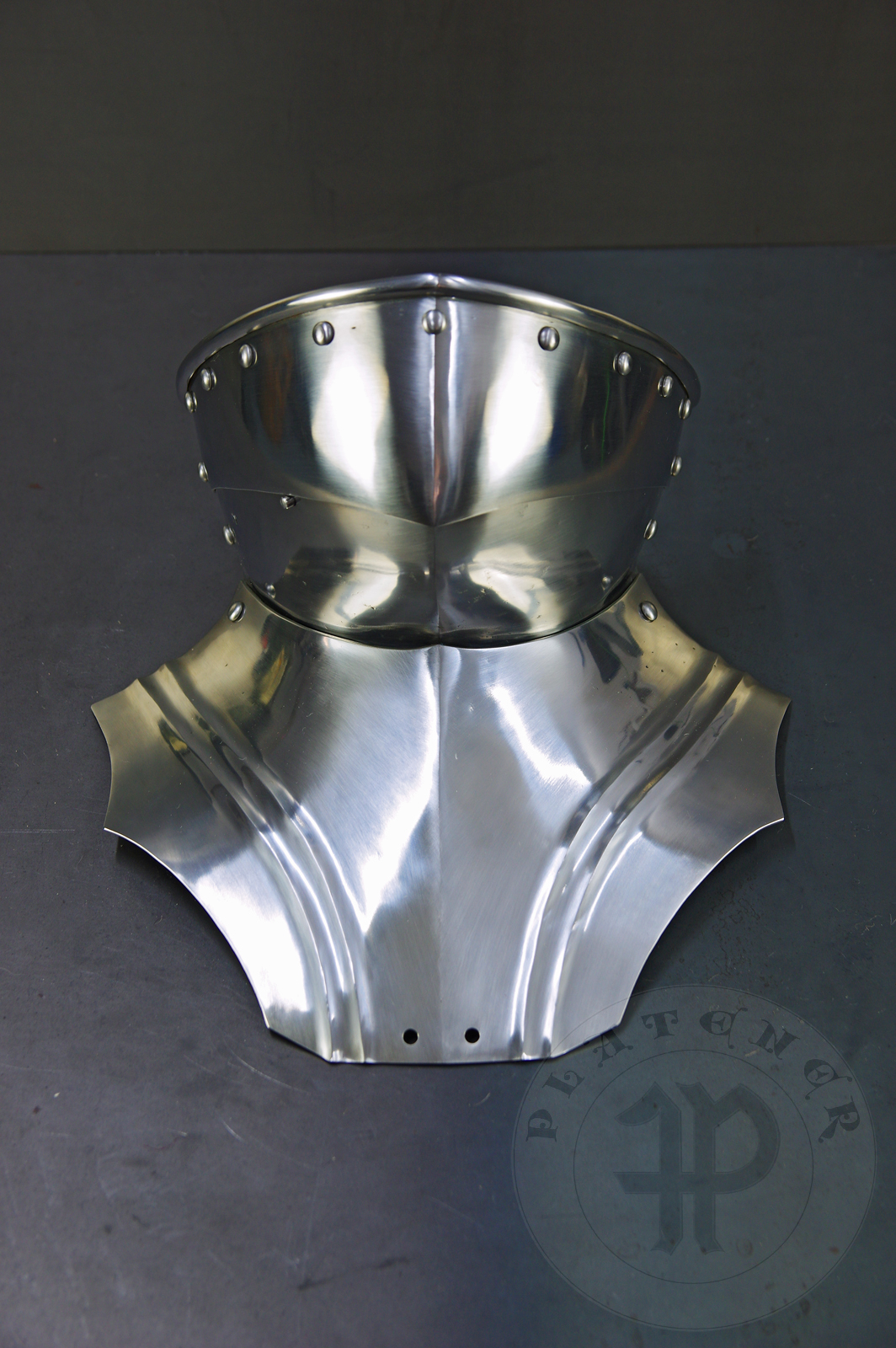 Sallet inspired by example from the Philadelphia Museum of Art; bevor inspired on Churburg CHS25 piece. Period: 1460-1470 Material: 2 mm steel with 0,3 % carbon. Heat treatment: sallet hardened and tempered up to 38 HRC and bevor up to 42 HRC. / Salada inspirowana na originale z Philadelphia Museum of Art; podbrdek oparty na oryginale z Churburga CHS25. Salada hartowana i odpuszczana do 38 HRC a podbrdek do 42 HRC.